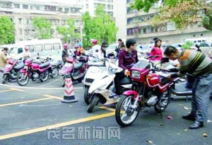 26日迎来摩托入户办理高峰 油四路交警站昨受理500辆 26日迎来摩托入户办理高峰 油四路交警站昨受理500辆